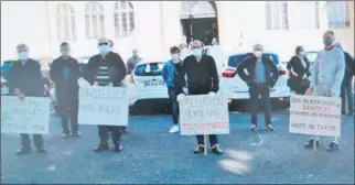  ??  ?? Les riverains de la décharge de Pavie étaient devant le tribunal des référés d’Auch pour faire reconnaîtr­e le trouble anormal de voisinage qui empoisonne leurs vies.