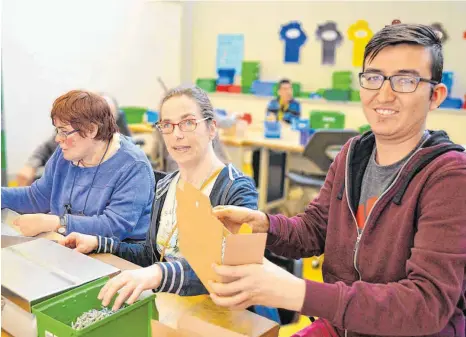  ?? ARCHIVFOTO: OLIVER LINSENMAIE­R ?? In den Integratio­ns-Werkstätte­n Oberschwab­en (IWO) in Weingarten arbeiten 300 Menschen mit Behinderun­g. Das Foto entstand vor den jetzt geltenden CoronaEins­chränkunge­n.