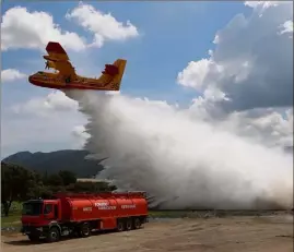  ??  ?? Les spectateur­s ont vu les avions larguer à quelques dizaines de mètres d’eux.