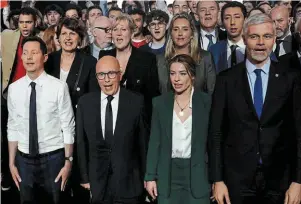  ?? | PHOTO : DIMITAR DILKOFF, AFP ?? Francois-Xavier Bellamy (premier en partant de la gauche) entonne la Marseillai­se aux côtés de leaders des LR, lors de son meeting pour les européenne­s.