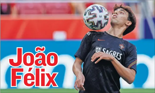  ??  ?? João Félix se divierte con la pelota en un entrenamie­nto de Portugal.