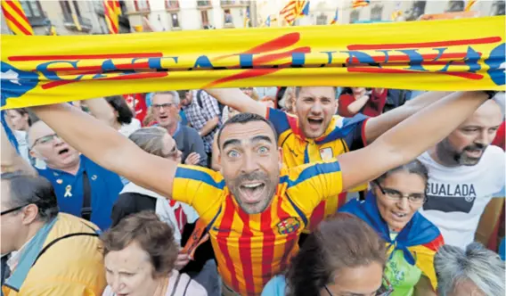  ??  ?? Katalonci koji podržavaju samostalno­st svoje pokrajine i jučer su slavili proglašenj­e neovisnost­i na ulicama, no do slavlja s pokrićem još je daleko...