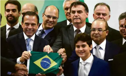  ??  ?? Com João Doria (PSDB) e líderes regionais, Bolsonaro recebe demandas durante reunião em Brasília