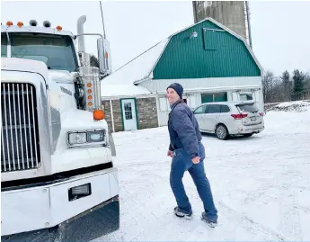  ?? ?? Jocelyn Choinière ne changerait rien à sa vie comme transporte­ur de lait, un métier que lui a appris son père.