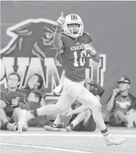  ?? Elizabeth Conley / Houston Chronicle ?? Atascocita’s Justen Campbell celebrates a fumble recovery following a North Shore punt return Friday night at NRG Stadium.