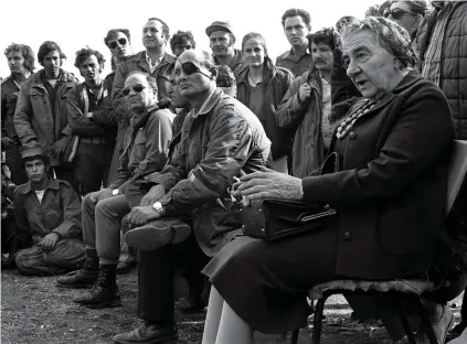  ?? (Reuters) ?? Prime minister Golda Meir, accompanie­d by her defense minister Moshe Dayan, meets with soldiers on the Golan Heights after the 1973 Yom Kippur War.