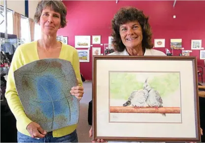  ??  ?? TALENTED: Artists Rebecca Berrett (left) and Janet White will host an art exhibition in Tenterfiel­d.