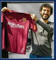  ??  ?? Marwan posa con la camiseta de sus amores.