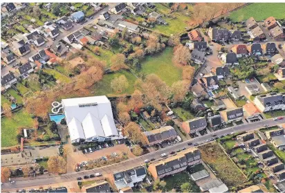  ?? FOTO: NORBERT PRÜMEN ?? Schräg rechts neben dem Schwimmbad „H2Oh“befindet sich ein städtische­s Grundstück, auf dem die Cohousing-Initiative gern bauen würde.