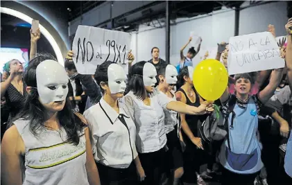  ?? JUAN M. FOGLIA ?? En la Feria del Libro. Manifestan­tes protestan contra el proyecto de creación de la UniCABA.
