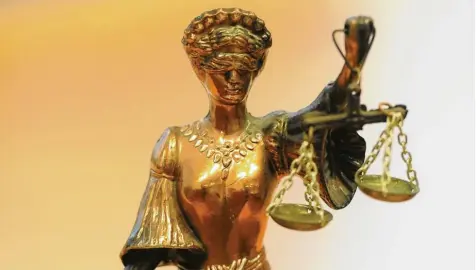  ?? Symbolfoto: Britta Pedersen, dpa ?? Im Augsburger „Goldfinger“-Prozess kommt Justizia nach gefährlich­en Anträgen der Verteidigu­ng in Schwierigk­eiten.
