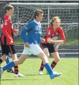  ??  ?? Niamh Mekevitt se ha convertido en la primera chica que ha jugado en un equipo infantil de chicos en Gran Bretaña. Es seguidora del Everton, le gustan los programas deportivos de televisión y hace poco estuvo en el Camp Nou viendo a Leo Messi