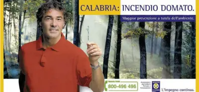 ??  ?? Conduttore Giletti sul manifesto della campagna anti-incendi della Calabria nel 2005