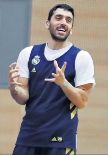  ??  ?? Facundo Campazzo, en el entrenamie­nto de ayer del Real Madrid en la Ciudad Deportiva de Valdebebas.