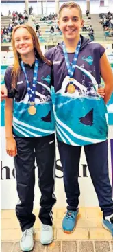  ?? ?? Taylor Siebrits and Janu van der Westhuizen proudly displaying their gold medals for the 200m breaststro­ke