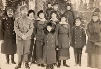  ??  ?? La famigliaLo zar Nicola II e i suoi figli nel 1915.In basso la croce di smeraldi e il vestito premaman di Aleksandra Feodorovna indossato nell’ultima gravidanza (1904)