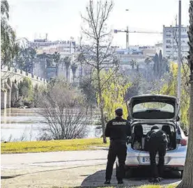  ?? S. GARCÍA ?? Policías nacionales, ayer, con un dron, junto al puente de Palmas.