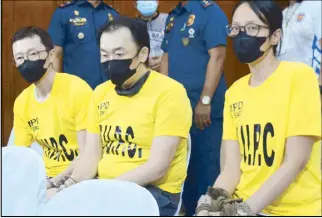  ?? EDD GUMBAN ?? South Korean fugitive Kang Juchun (left) is presented along with Kyung Sup Lim (middle) and Kim Mi Kyung, who harbored him, by Manila Police District director Brig. Gen. Andre Dizon to Manila Mayor Honey Lacuna yesterday following their arrest at a condominiu­m in San Juan on Monday.