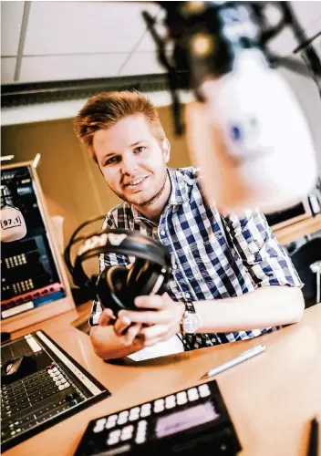  ?? FOTO: ANDREAS BRETZ ?? Tim Neumann ist seit März der Chefredakt­eur beim Hochschulr­adio Düsseldorf. Seine ersten Hörfunkerf­ahrungen sammelte der 21-Jährige bei Radio Wuppertal.