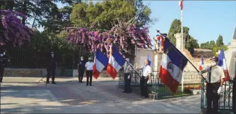  ??  ?? Aux morts , les trois portes drapeaux s’inclinent