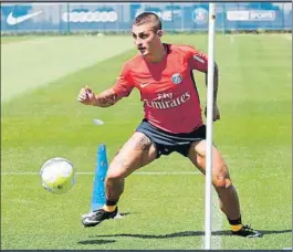  ?? FOTO: PSG ?? Marco tocó balón al margen de sus compañeros del PSG