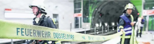  ?? FOTOS: FEUERWEHR DÜSSELDORF/MELANIE ZANIN ?? In den neuen U-Bahnhöfen müssen keine kilometerl­angen Schlauchle­itungen über mehrere Etagen verlegt werden. Das Material ist am Bahnsteig verstaut.