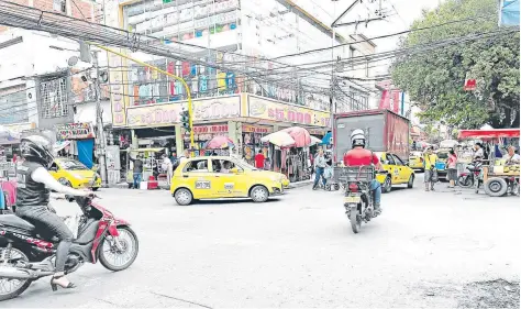  ?? Foto: Brayan Silva/la Opinión ?? En los semáforos de la ciudad los vehículos se estacionan sobre el rayado, lo cual impide el tránsito normal y seguro de los cucuteños /