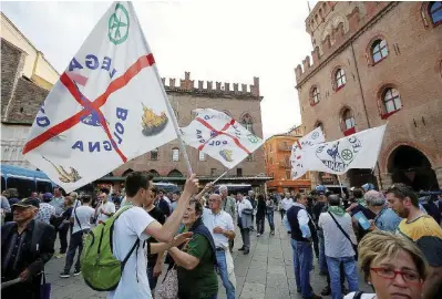  ?? Ansa ?? Cambia verso? Sostenitor­i leghisti in piazza Maggiore a Bologna