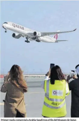  ?? Karim Jaafar / AFP ?? Primer vuelo comercial a Arabia Saudí tras el fin del bloqueo de Qatar.