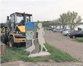  ?? RP-FOTOS: GUT ?? Kurz vor der Parkplatz-Sperrung: Die Gänseliese­l informiert über die historisch­e Rheinfisch­erei.