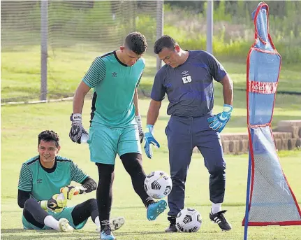  ??  ?? Compromiso. Mario González se fue sin recibir gol en el debut de la selección en la Copa Oro de Concacaf.