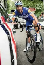  ??  ?? Above: The Vittoria team bus is equipped with tools, a pressure washer, a washing machine and a tumble dryer. It’s all part of the service, says the bossLeft: Quick-step Floors rider Maximilian­o Richeze stops to catch up with old friend Chicchi