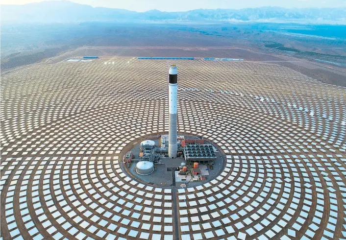  ??  ?? Auf der Suche nach grüner Energie entstehen immer mehr Solarparks in Wüsten, etwa hier in Ouarzazate im Süden Marokkos. Die Idee von Solarpanee­len in der Sahara scheiterte.