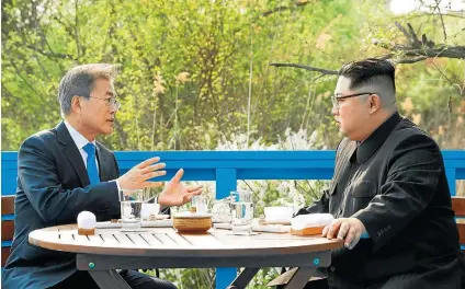  ?? FOTOS: EFE ?? Privacidad­e. Moon Jae-in (E) e Kim Jong-un tiveram uma longa conversa a sós durante reunião em Panmunjom