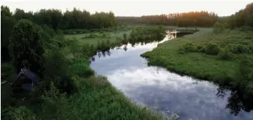  ??  ?? River Nishcha, close to the village of Yukhovichi.