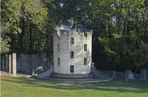  ??  ?? The tower at the Scarzuola, designed by Tomaso Buzzi in 1956-1978, over a monastery between Orvieto and Assisi. Tuscany. La torre di tufo alla Scarzuola, opera progettata da Tomaso Buzzi tra il 1956 e il 1978, sui resti di un convento tra Orvieto e Assisi. TOSCANA.