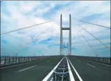  ?? YU HAIYANG / FOR CHINA DAILY WEN SHAN / FOR CHINA DAILY ?? Top: The China-DPRK Friendship Bridge was opened in 1943.
Above: The New China-DPRK Friendship Bridge is 12 kilometers from the original structure.