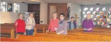  ?? FOTO: SABINE FELKER ?? Mesnerin Erika Kraus (links) mit ihrem ehrenamtli­chen Putzteam in der Kirche in Durchhause­n.