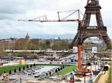  ?? REUTERS ?? Getting ready: The Ei„el Tower Stadium and the Champ de Mars Arena venues under constructi­on.