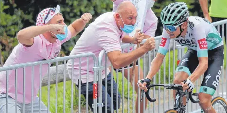  ?? FOTO: THIBAULT CAMUS/DPA ?? Gleich ist es geschafft: Lennard Kämna auf dem Weg zum bislang größten Erfolg seiner Karriere.