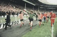  ??  ?? 0
Billy Hughes and goalkeeper Jim Montgomery hold the FA Cup aloft at Wembley following Sunderland’s unlikely win over Leeds