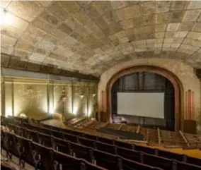  ??  ?? De art deco cinemazaal uit de jaren dertig is nog zo goed als intact.