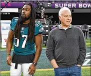  ?? HANNAH FOSLIEN / GETTY IMAGES ?? Eagles owner Jeffrey Lurie, with linebacker Dannell Ellerbe, could make a bettor some money if he is shown on TV before the Patriots owner.