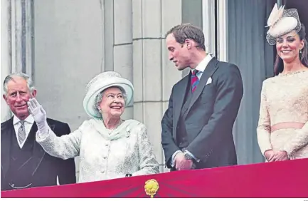  ?? EFE ?? La reina Isabel II de Inglaterra entre el entonces príncipe Carlos y los duques de Cambridge en la culminació­n del Jubileo de 2012.