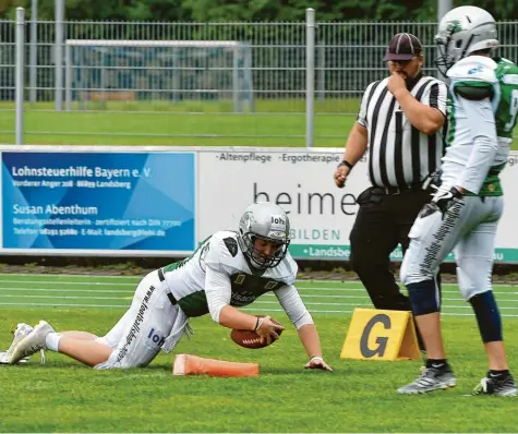  ?? Archivfoto: Thorsten Jordan ?? In Nürnberg hatten die Footballer des Landsberg X-Press (am Ball Lukas Saurwein) den Sieg schon zum Greifen nah und verspielte­n ihn dann doch noch.