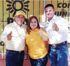  ??  ?? JuaN FlOres lleva a cabo una intensa campaña de visita casa por casa en su municipio