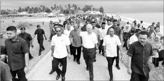  ??  ?? Najib waves upon his arrival at Kampung Nenasi Pantai during his visit to the Pekan parliament­ary constituen­cy. — Bernama photo