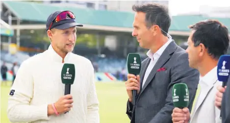  ??  ?? England captain Joe Root talks to Michael Vaughan during day five of the Ashes Test match at the WACA Ground in Perth