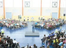  ??  ?? El alcalde toabajeño ‘Betito’ Márquez durante la asamblea de ayer.