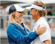  ?? Foto: dpa ?? Lass dich umarmen: Tochter Christina gratuliert ihrem erfolgreic­hen Vater Bernhard Langer zum Sieg in Washington.